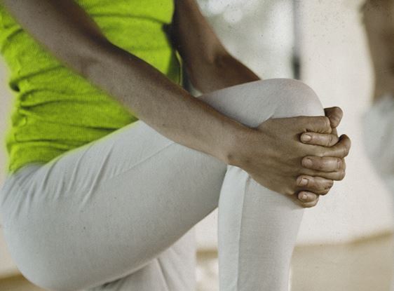 6 تمرین ورزشی برای مشکل زانو درد که میتوانید در منزل انجام دهید.