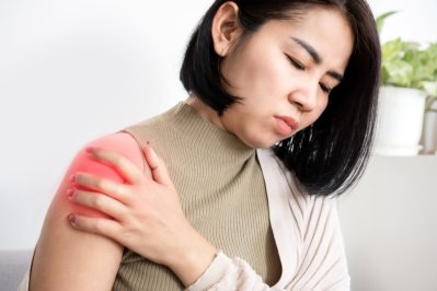 ترکیب فیزیوتراپی و تکنیک‌های درمانی دیگر در درمان یخ زدگی شانه